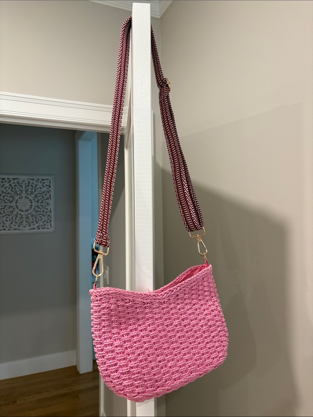 Stylish Pink Woven Crossbody Bag with Adjustable Strap